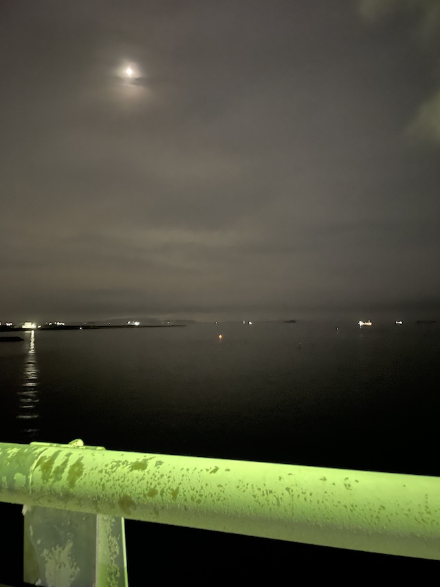 橋の上から空と海をiPhoneで撮影して見ました。雲が多いですが夜景撮影には関係ありません。