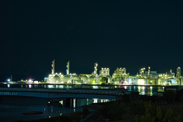丘の上から見える日本媒体工場の工場夜景。