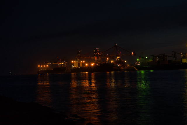 シャッタースピードの説明画像ss1sで工場夜景を撮って見ましたが、暗過ぎてしまいました。