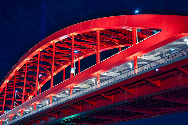 夜の橋をF2.8で撮影してみると橋だけの写真になってしまい、ちょっともの足りなさを感じます。