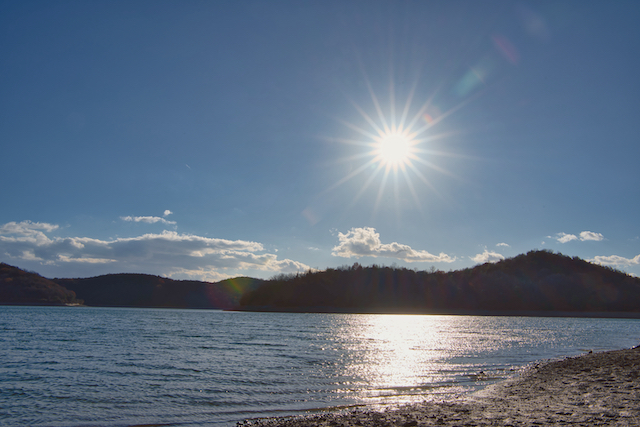 天気のいい日の平荘湖で撮った1枚。湖の上に太陽が出ていたので太陽に光条効果を出して副題として、平荘湖を主題として構図を決めてみました。