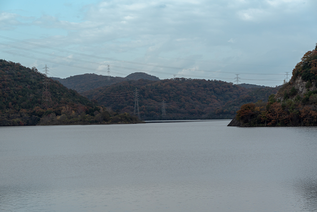 広大な権現ダムの様子を全て撮る事が出来なかったので、一部を切り取って撮って見ました。