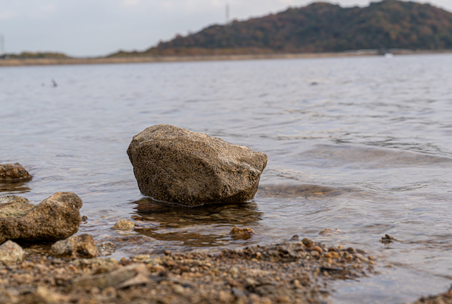 平荘湖の水辺には石がありました。この石を主題にして、平荘湖を副題として撮ってみました。石の位置までカメラを下げてなるべく周りの平荘湖が画面いっぱいに入るようにして構図を決めてみました。