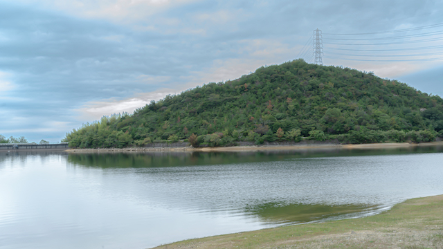 平荘湖の春の様子。緑の木々と穏やかな湖が広がっていました。