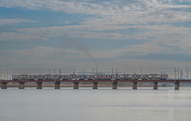山陽電車が加古川の河川を通過する時の全長を撮ってみました。背景には工場地帯が広がって、工場の煙も一緒に撮ることができました。