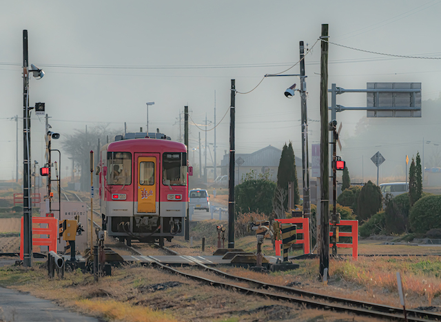 北条鉄道が真正面から見ることができる場所を探して、色鮮やかな電車だったので電車の模様にピントを合わせて撮ることが出来ました。