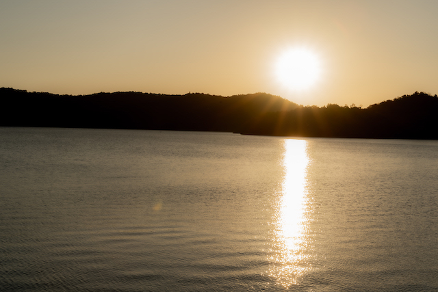太陽が平荘湖に沈んでいく時を待って撮って見ました。水面に太陽の光が反射されている様子を撮る事が出来ました。
