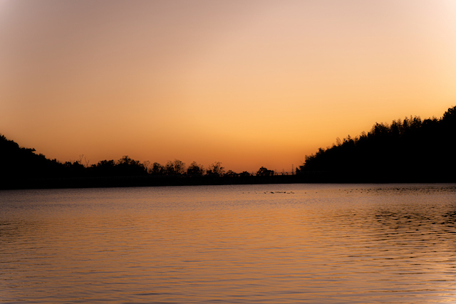 秋の夕暮れ時の平荘湖の様子。オレンジ色の空とオレンジ色に染まった水面が画面全体がオレンジ色、一色に見えた光景でした。