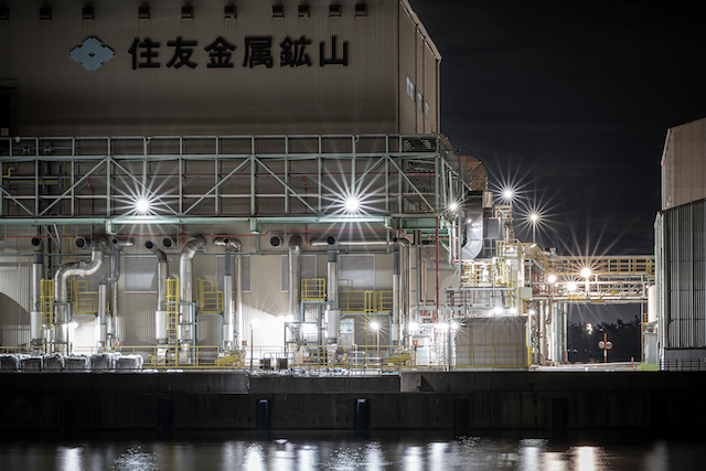 海洋文化センターから向かって西側に見える工場夜景の様子。水面を工場と一緒に写すことで、水面には光が反射させる事が出来ました。