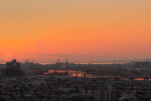 日岡山展望台から見える日暮れ後の加古川市の街の様子。