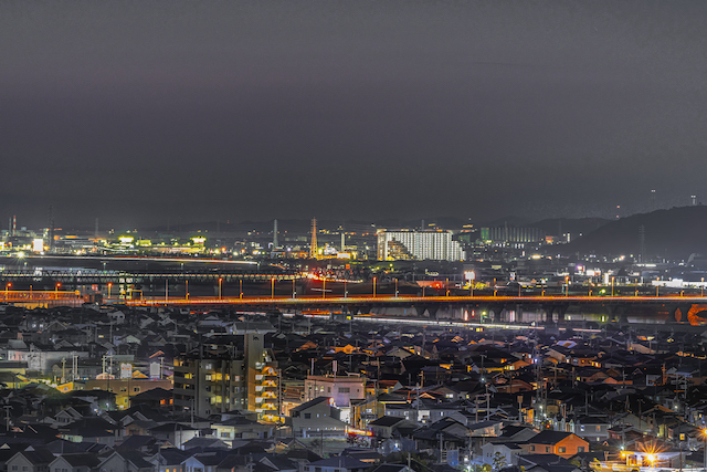 日岡山展望台から加古川を東西に駆け巡る交通網の様子。夜には長秒露光撮影をする事によって光の軌跡を撮影する事ができます。