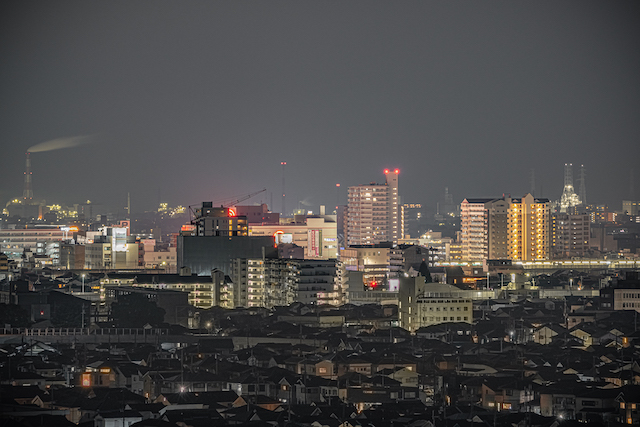日岡山展望台から見るJR加古川駅の加古川で1番賑わう駅周辺の光景です。駅の周りには高層マンションやビルが建っている光景を見る事が出来ます。