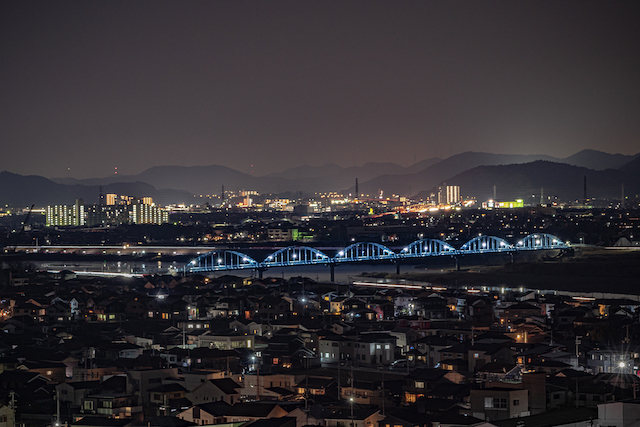 日岡山展望台から見る水道橋の夜景の様子。水道橋の光とブルー色の橋は夜でも綺麗に光っていました。