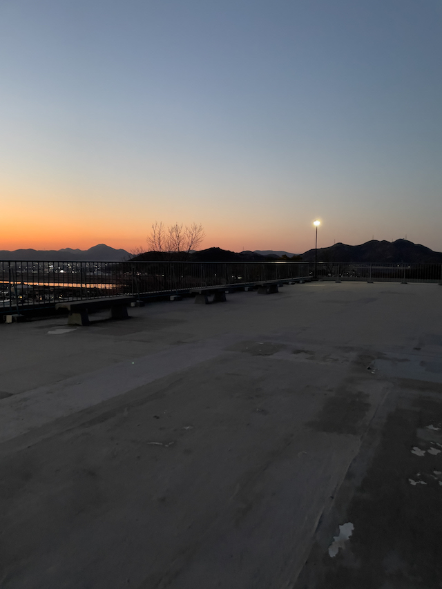 日岡山展望台の頂上の夕暮れ時の様子。