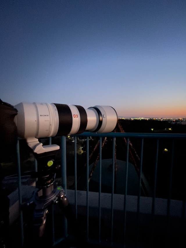 望遠レンズを使って撮影している光景の様子。