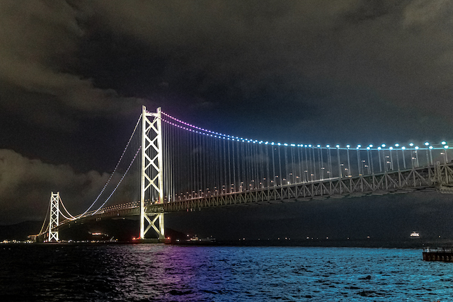 夜景の明石海峡大橋の様子。Aモード設定で撮影したために光も十分に取り込むことができません。車の軌跡は所々しか写せませんでした。