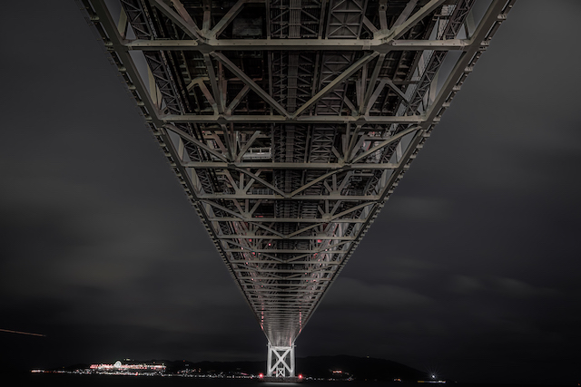 夜の明石海峡大橋。舞子公園内を歩くと色んな場所から橋を見ることができます。橋の真下に立って撮ってみました。