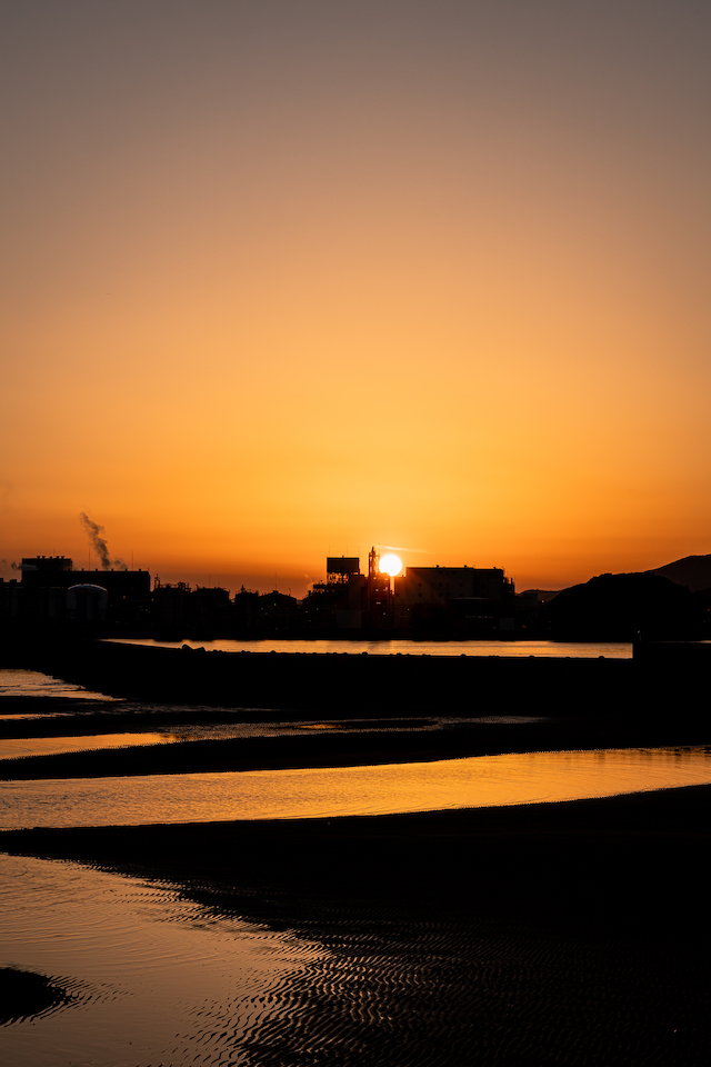 姫路・日本媒体工場に見える夕暮れ時の様子。一面、オレンジ色の世界になりました。