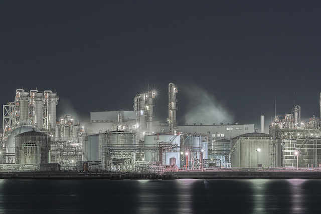 日本媒体工場の切り取り写真。工場夜景と海の水面に光を反射させて切り取ってみた光景。シャッタースピードを遅くしているために、工場から流れる煙も滑らかにみえ、穏やかな雰囲気に見えた光景でした。