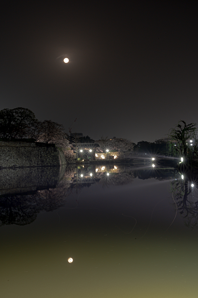 姫路城の周りでもひっそりとタイトアップされて、お堀の水面には月がリフレクションされています。