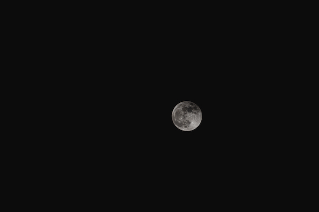 望遠400mmのレンズで撮った月でもかなり遠くにあります。