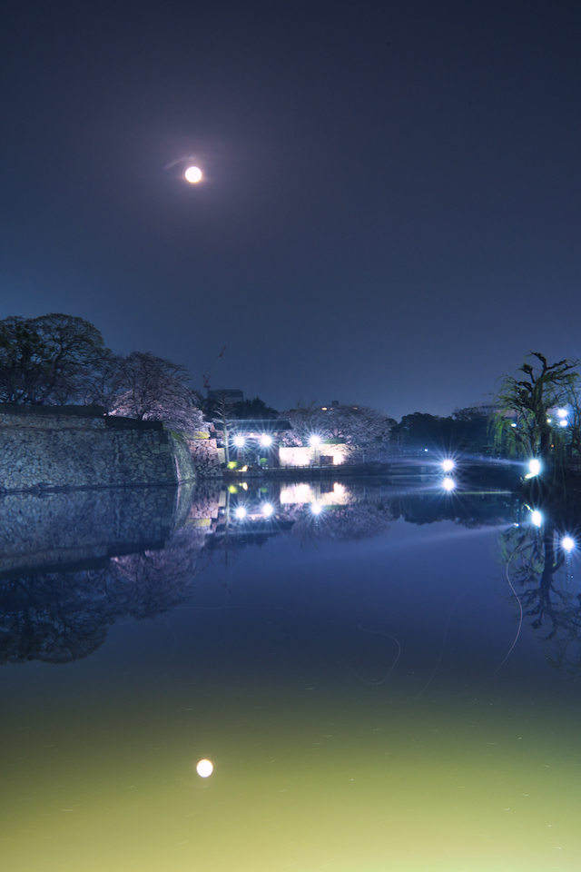 姫路城のお堀で月を見つけました。水面に月が綺麗にリフレクションしている様子を写真に撮ってみました。