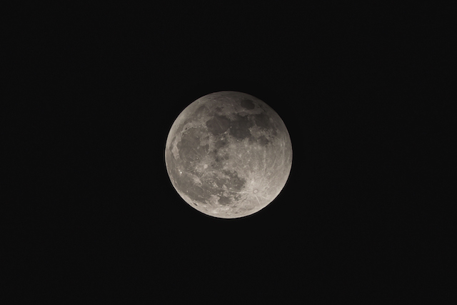 満月を狙って撮った月の写真。暗い空に月だけを撮っています。