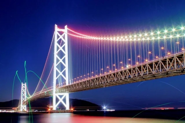 ライトアップ光源を幻想的に撮影した写真（明石海峡大橋）