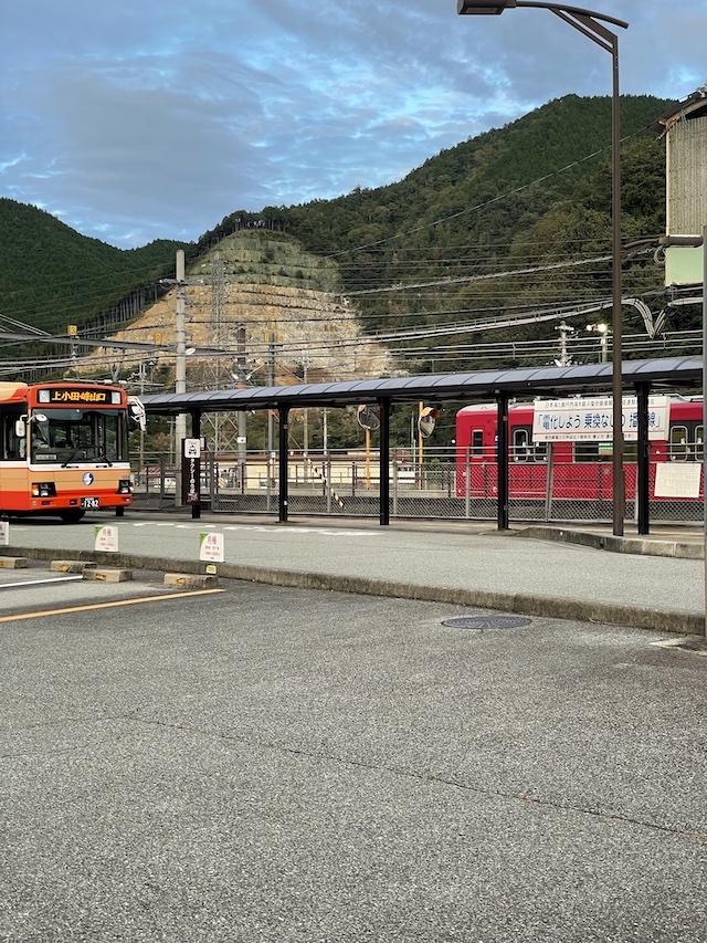 寺前駅付近の様子参考画像。駅には赤い電車と神姫バスが停まっていました。